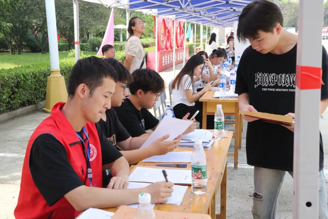 華翔學(xué)院新生報(bào)到，迎新啦！